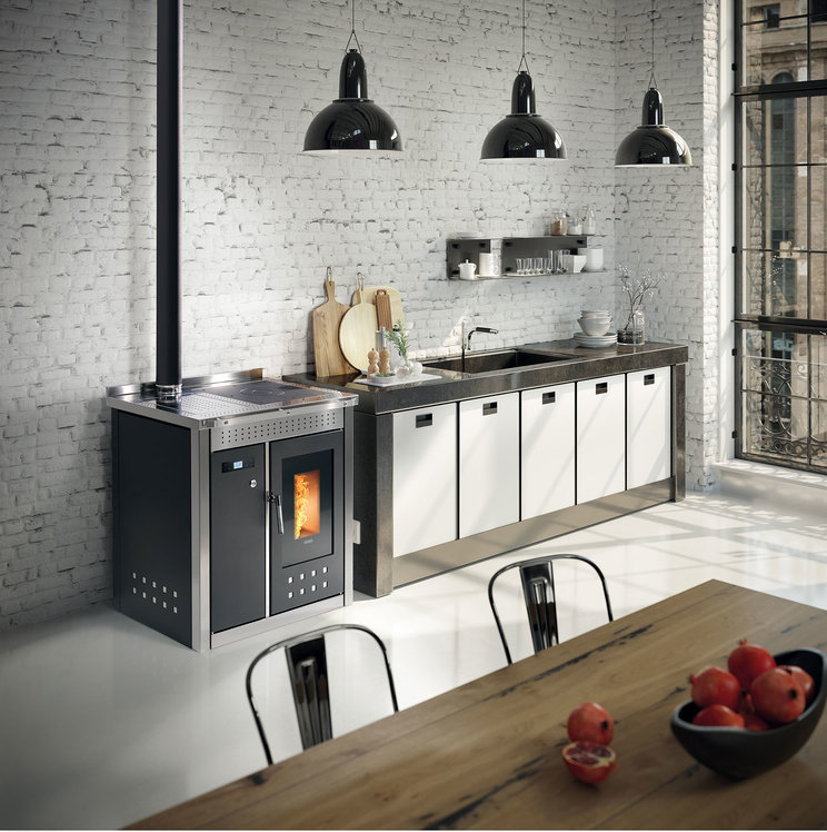 Klover Smart 80 Wood Pellet central heating cooker in black