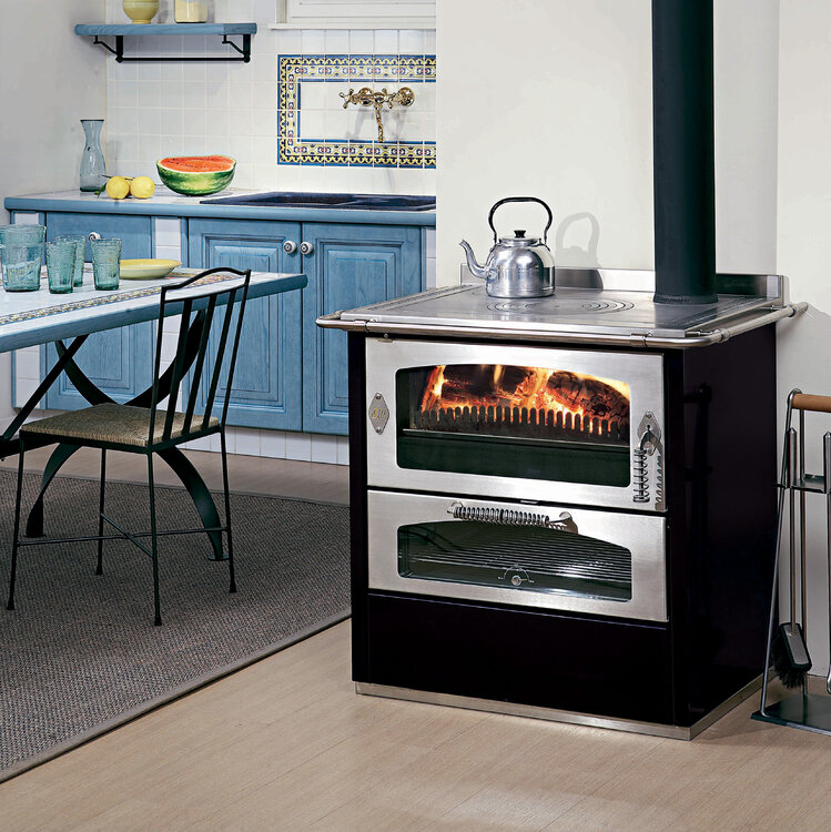 De Manincor Domino 8 wood cooker stove black with stainless steel doors